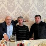 Активисты «Единой России» в Бежтинском участке посетили участника СВО, находящегося в отпуске
