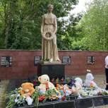 «Единая Россия» провела акции в регионах в память о погибших детях Донбасса