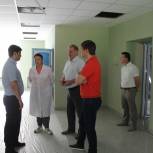Партийный десант оценил ход работ по капитальному ремонту Кохомской детской поликлиники