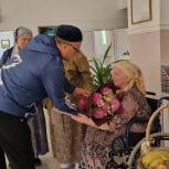 «Единая Россия» поздравила партийного ветерана с юбилеем и Днем семьи, любви и верности
