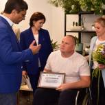 В Пскове участникам СВО передали инвалидные коляски с электроприводом