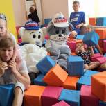 Молодогвардейцы Усть-Илимского района поздравили внучку мобилизованного участника СВО с днём рождения
