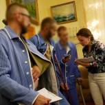 Анна Кузнецова посетила военный госпиталь в Севастополе