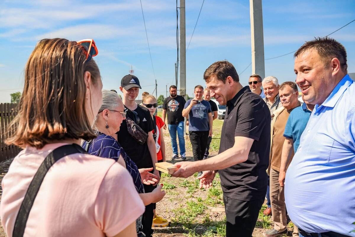 Евгений Куйвашев в Сосьве вручил ключи от первых домов, построенных для  пострадавших от пожара жителей посёлка