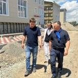 Партийный десант проверил ход строительства школы и капремонта больницы