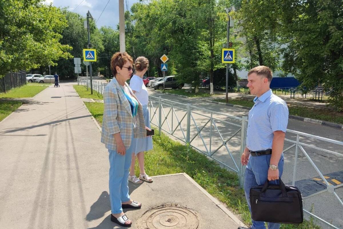 Депутат Сидоров помог оборудовать тротуар около школы ограждением