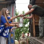 Единороссы передали фуру бутилированной воды военным