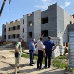 Ход строительства многоквартирного дома в поселке Новый Торъял проинспектировал «партийный десант»
