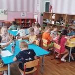 Дети Тбилисского района участвуют в конкурсе детских рисунков «Я помогаю!»