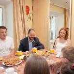 «Единая Россия» поздравила московскую многодетную семью с Днём семьи, любви и верности