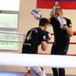 В Курской области «Единая Россия» организовала встречу боксёров с детьми из пунктов временного размещения