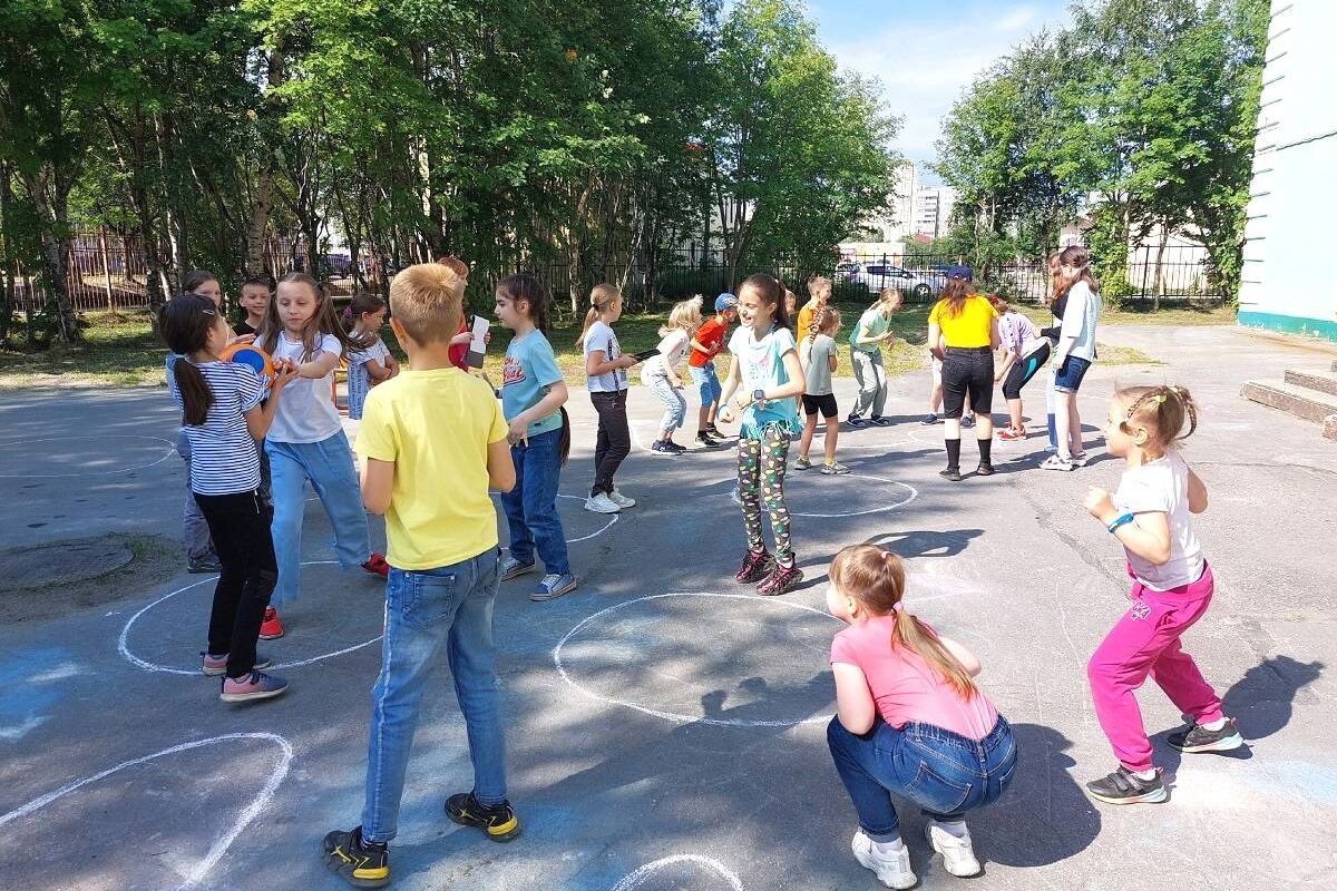 В Североморске для детей из летнего лагеря организовали прощальный праздник