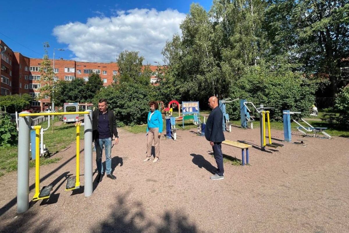 Единороссы проверили безопасность детских спортивных площадок в районах Петербурга