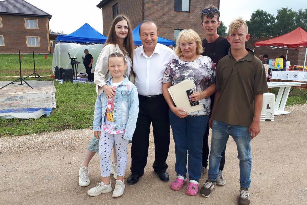 Юрий Цкипури поздравил многодетные семьи в Туле | 10.07.2023 | Тула -  БезФормата