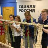 Единороссы северо-востока Москвы сплели более 60 маскировочных сетей для участников СВО