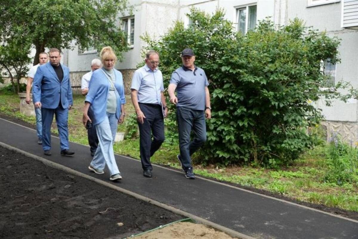 В Октябрьском районе Красноярска на улице Сады установлен бортовой камень и  обустроены пешеходные тротуары