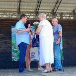 Супругов со стажем и молодые пары наградили в День семьи, любви и верности за сохранение и продолжение семейных традиций