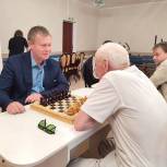 В Мончегорском обществе инвалидов по зрению актив «Единой России» организовал турнир по шахматам и шашкам