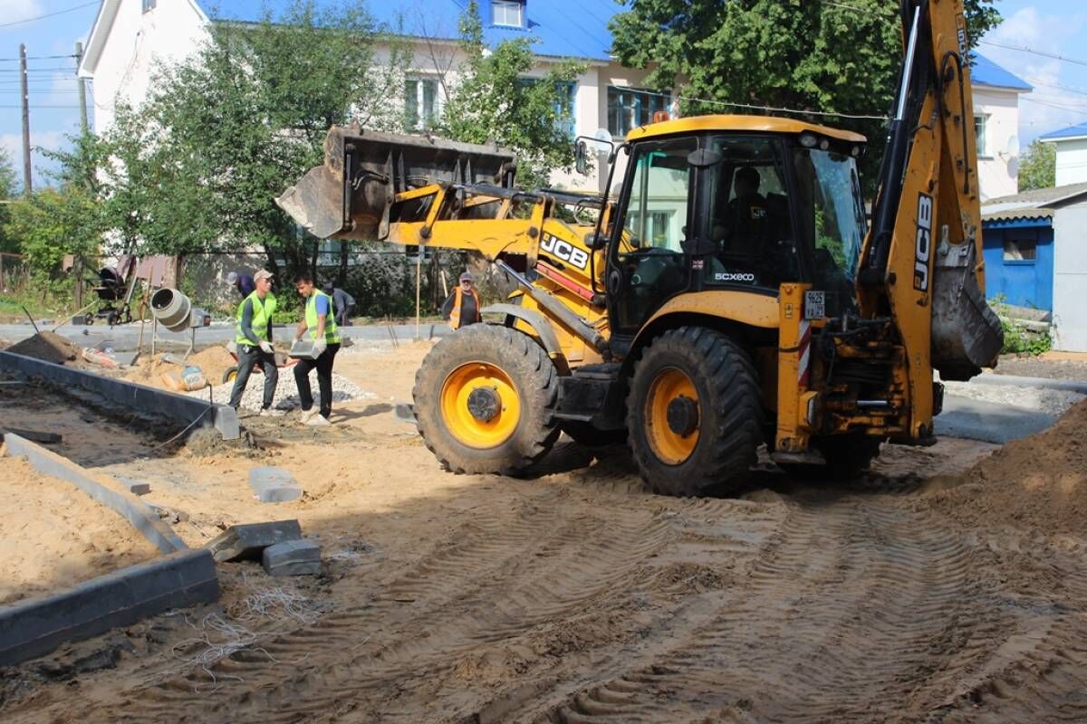 В рамках проекта «Городская среда» в п. Урмары ведется ремонт дворовой  территории по ул. Новая | 27.07.2023 | Чебоксары - БезФормата