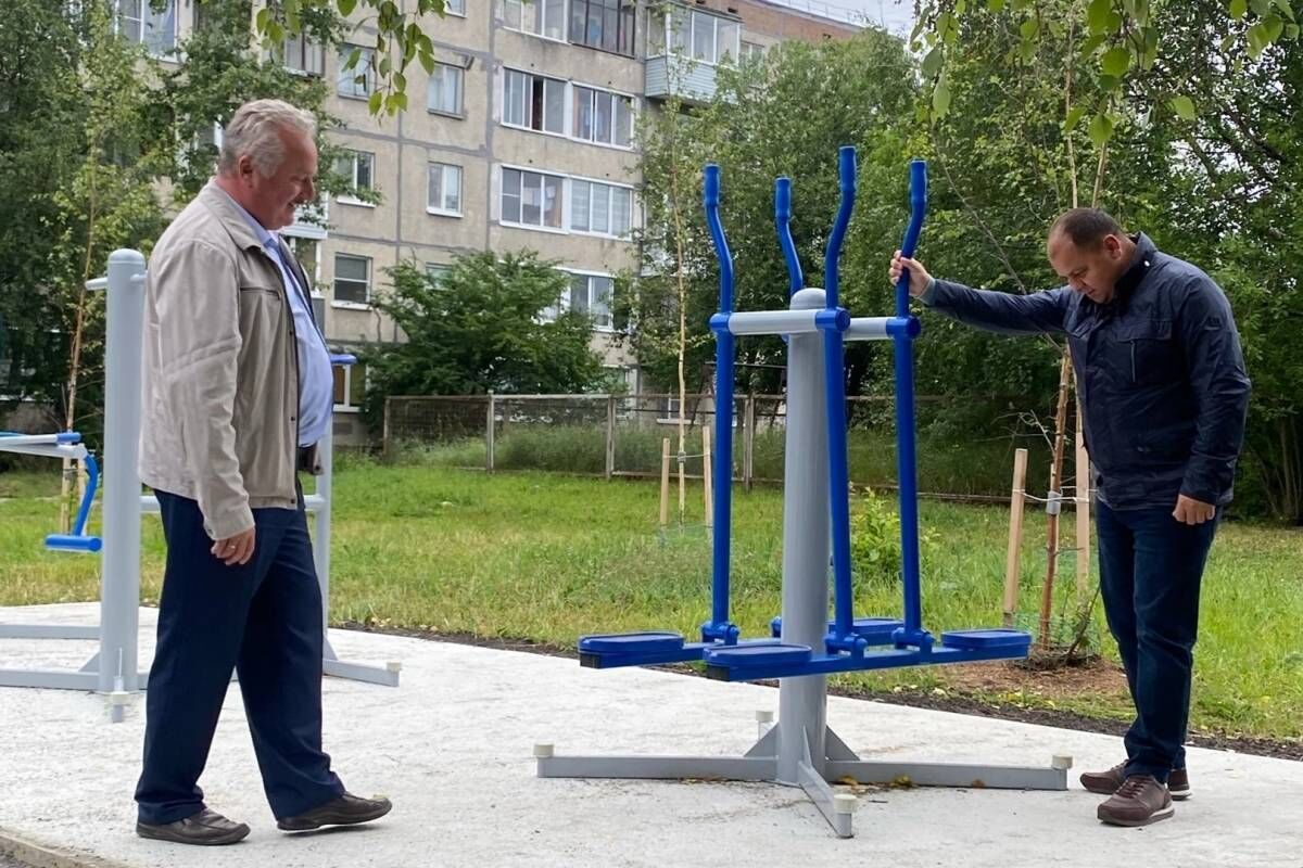 Александр Болдырев помог установить тренажёры во дворе жилого дома на  Кукковке