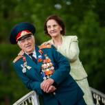 «Единая Россия» поздравила семейную пару из Луганска в преддверии Дня семьи, любви и верности