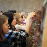 Сторонники «Единой России» Выборгского района вместе с общественниками организовали мастер-класс по плетению маскировочных сетей