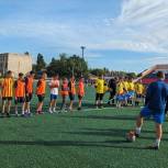 Ветераны футбола из Балашова и воспитанники спортшколы сыграли товарищеский матч в рамках марафона «Сила России»