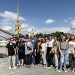«Единая Россия» организовала для луганских школьников каникулы в Санкт-Петербурге