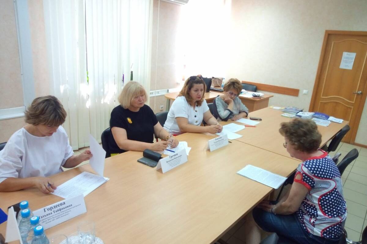 Активисты партпроекта «Школа грамотного потребителя» провели  прием граждан в рамках Дня оказания бесплатной юридической помощи