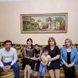 Депутаты-единороссы посетили семью участника СВО