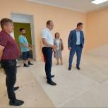 Артем Спиридонов проконтролировал ремонт школы в Шемышейском районе