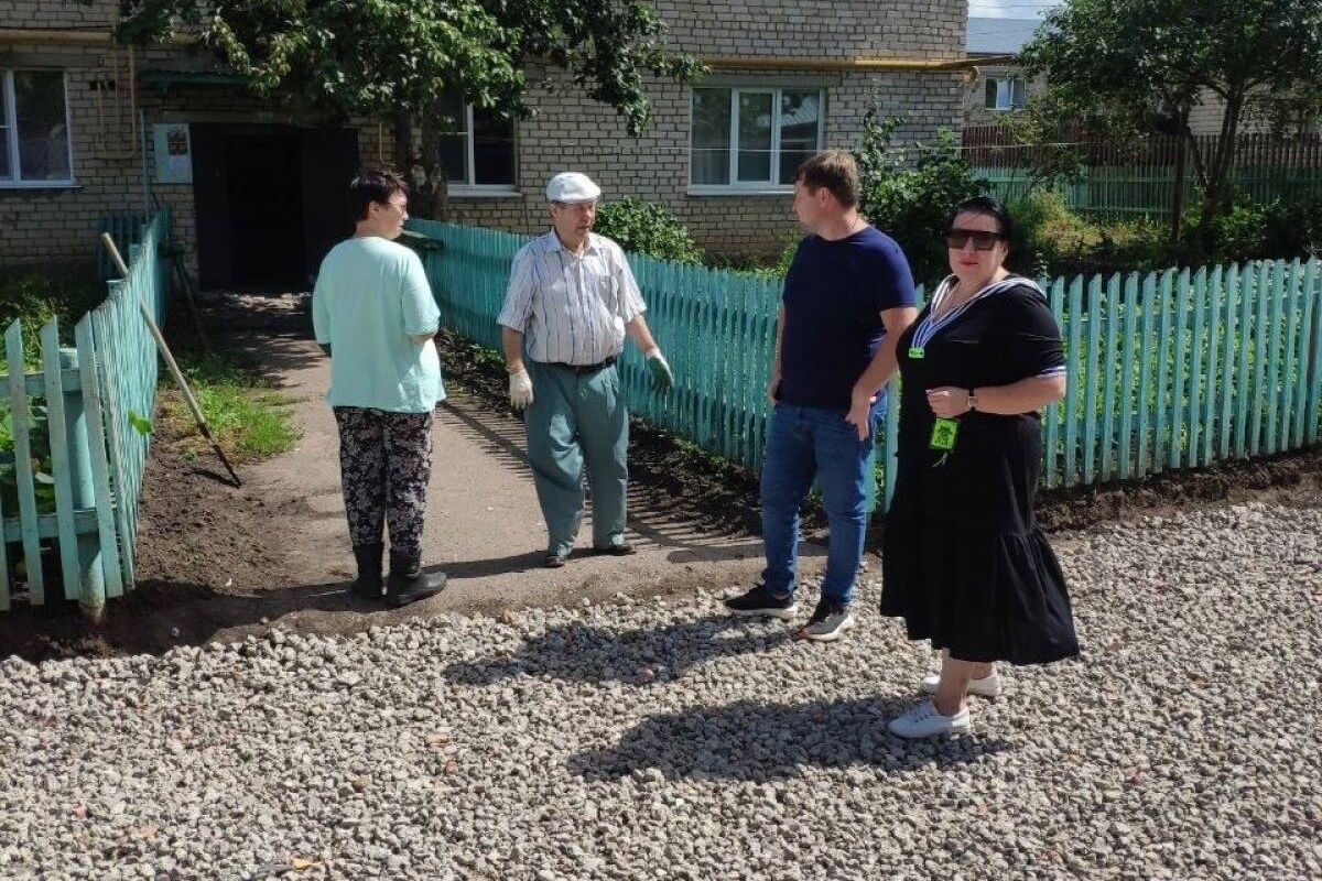 В Цивильске депутаты «Единой России» проверяют ход работ по благоустройству дворов
