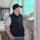 Депутат «Единой России» Дмитрий Лукин проверил ход ремонта и строительства социальных объектов в посёлке Игра
