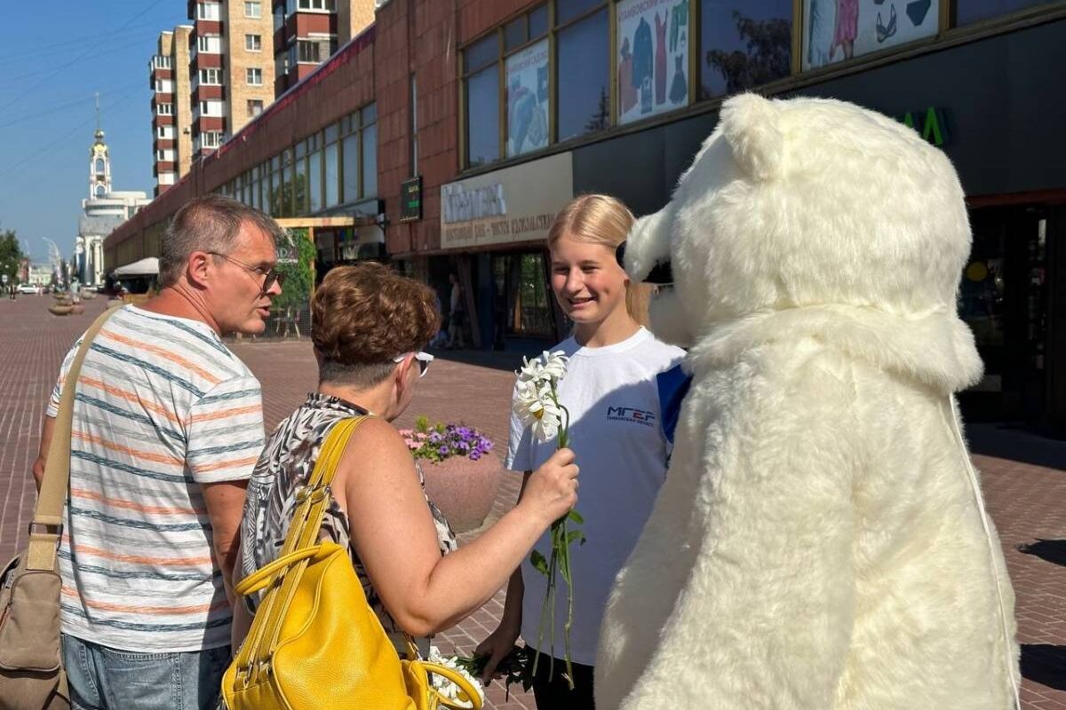 В Тамбове партийный мишка раздал символ любви семейным парам на улицах  города | 08.07.2023 | Тамбов - БезФормата