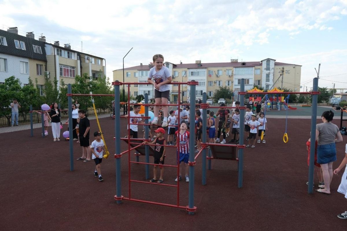 Весело и дружно жители домов по ул. Ватаженская в селе Красный Яр отметили  открытие новой благоустроенной дворовой территории | 10.07.2024 | Астрахань  - БезФормата