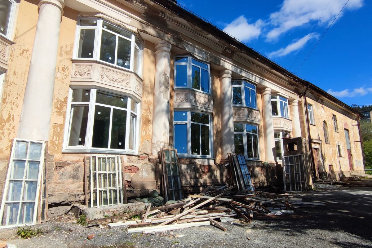 В бакальском Дворце культуры идёт замена оконных блоков