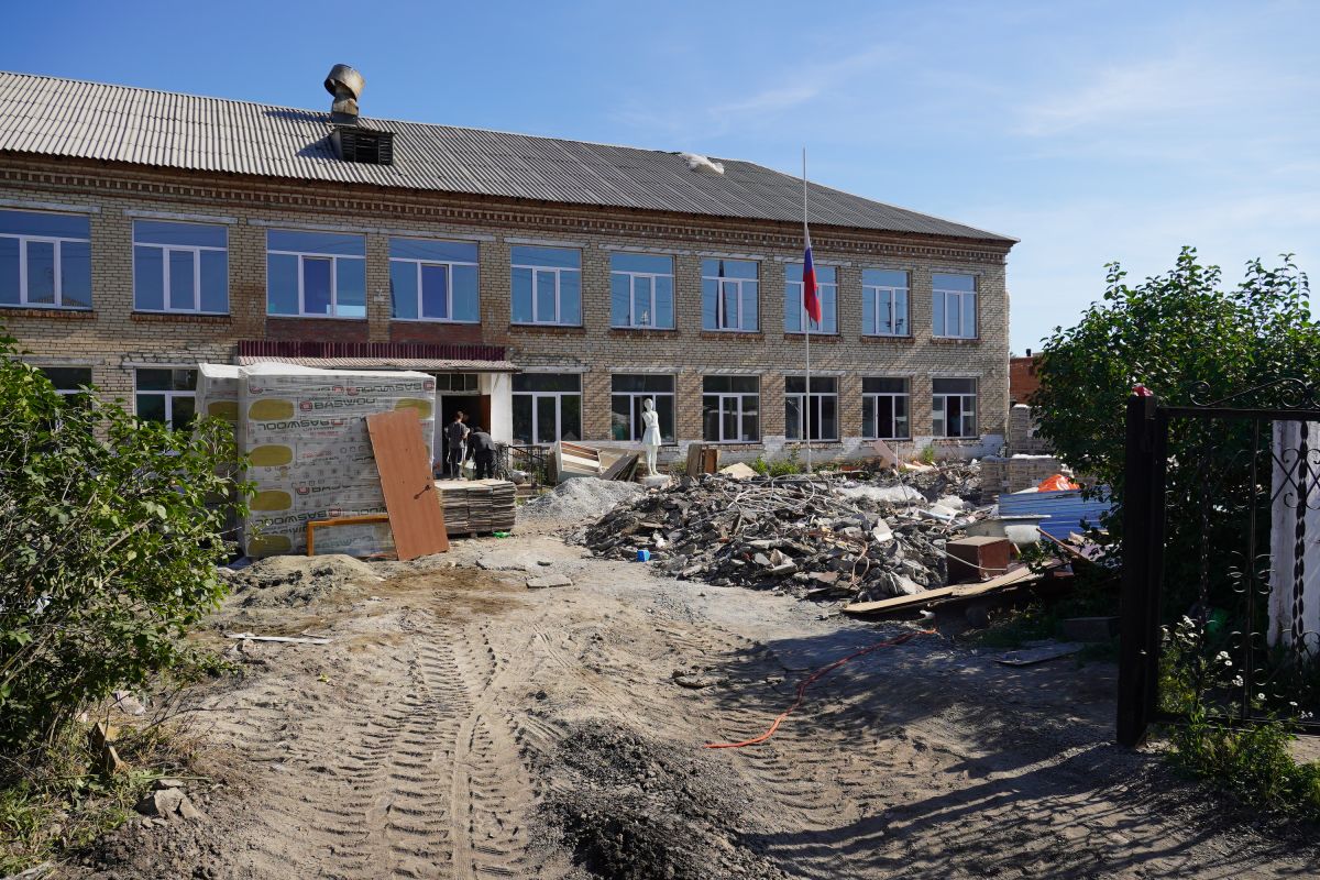 «Единая Россия» проверила ход реконструкции школы в Верхнеуральском районе