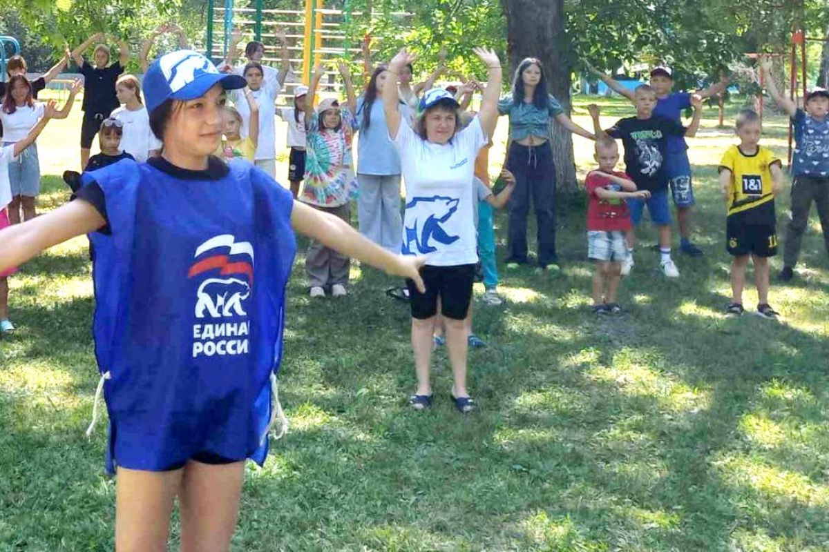 Сторонники партии из Петровска провели для детей оздоровительную зарядку в рамках всероссийского марафона
