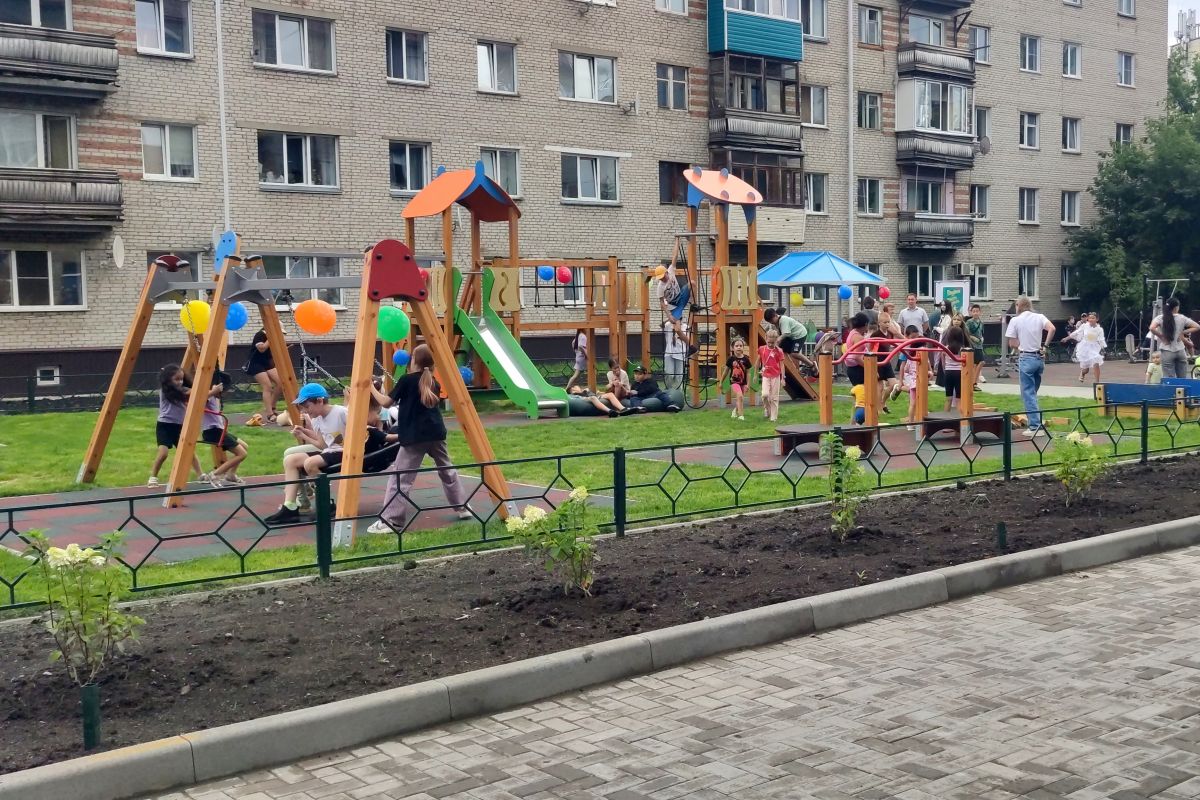 В Горно-Алтайске открыли обновлённый двор многоквартирного дома на Чорос-Гуркина