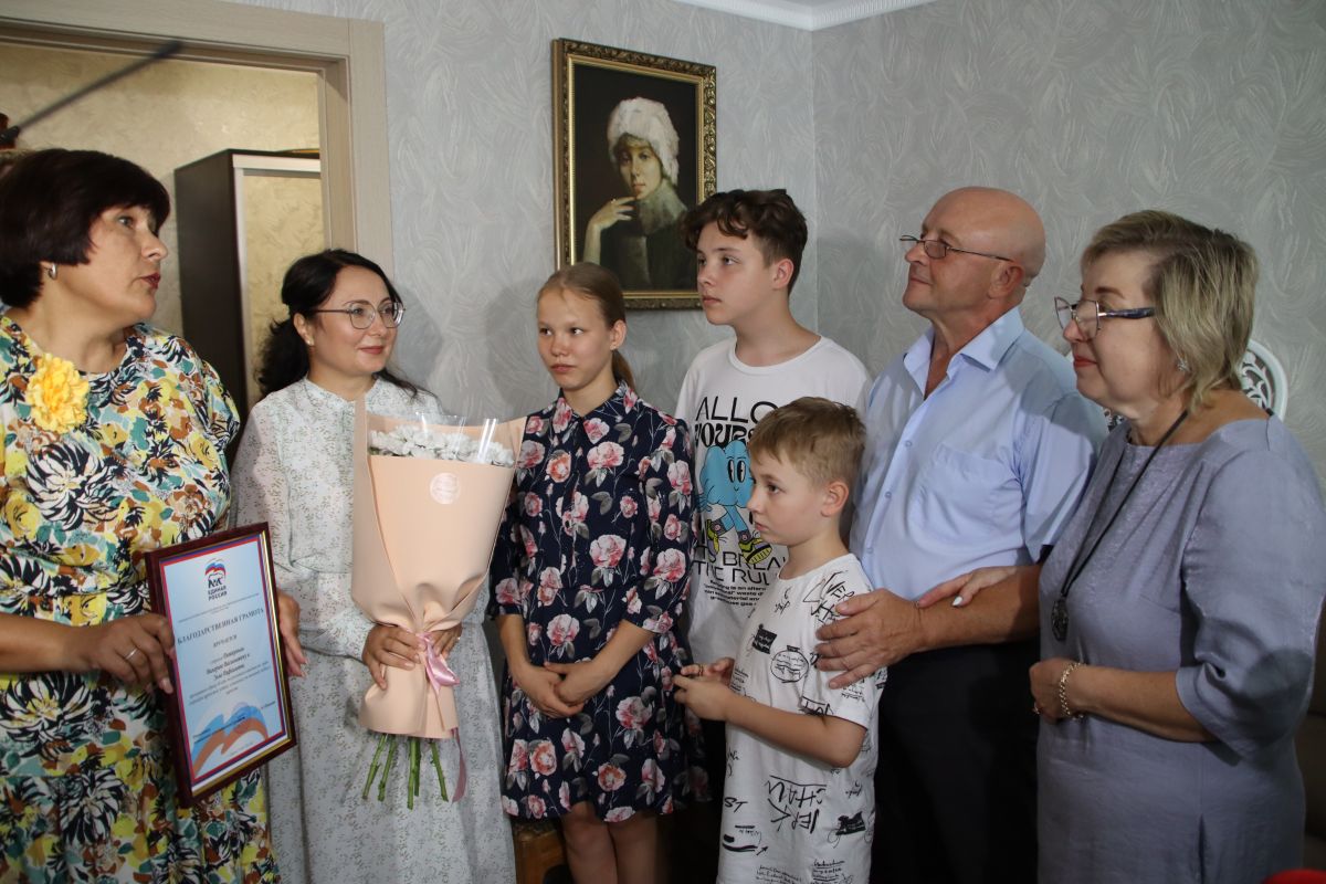 Партийцы поздравили с праздником многодетную приемную семью из Саранска