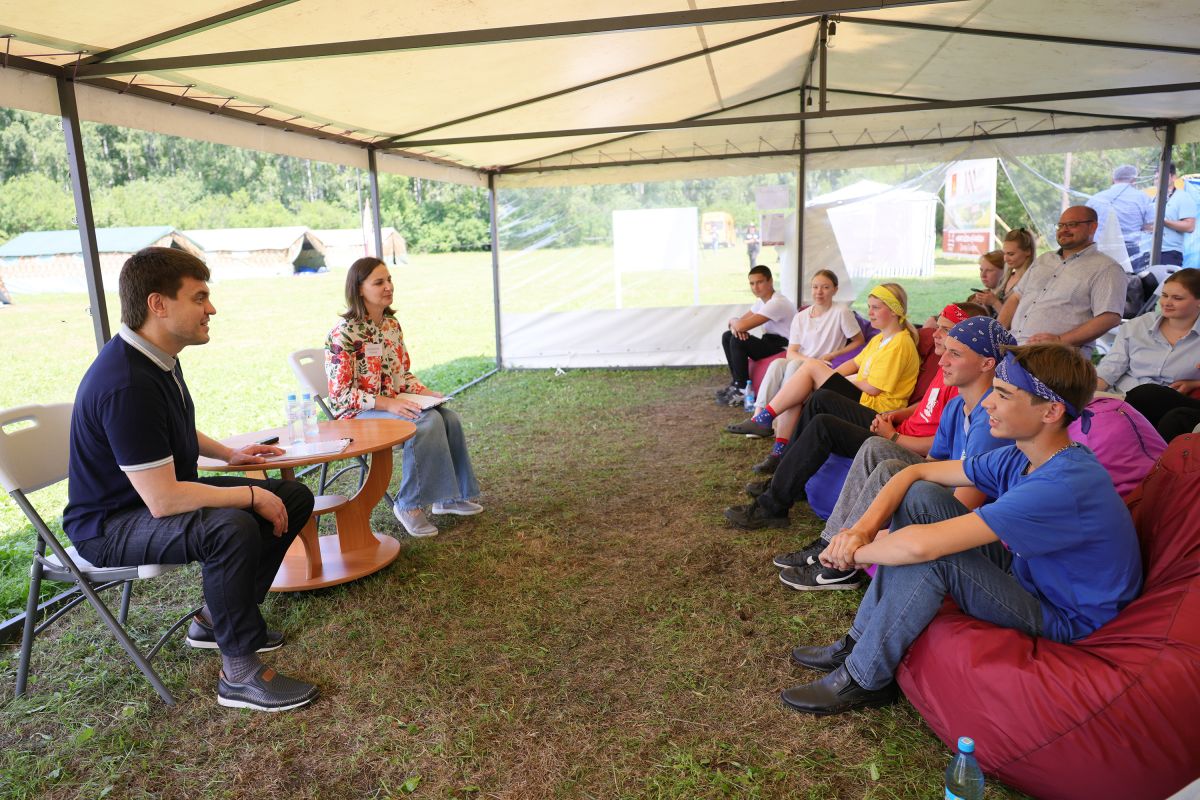 Михаил Котюков посетил палаточный  лагерь для молодежи в Каратузском районе