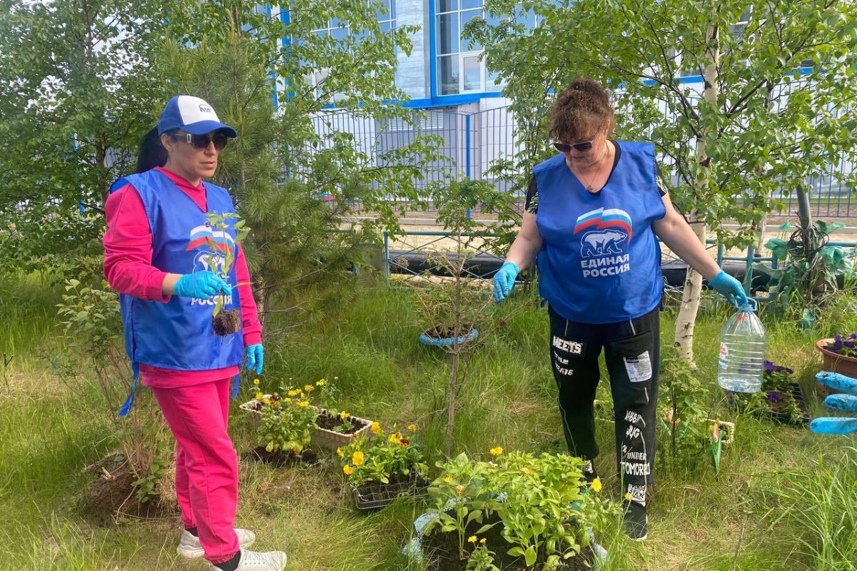 В Губкинском жители многоквартирных домов провели субботник и высадили цветы