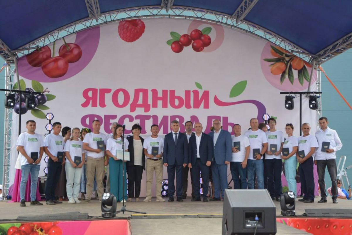 Выпускникам "Школы фермеров" вручили дипломы на Ягодном фестивале