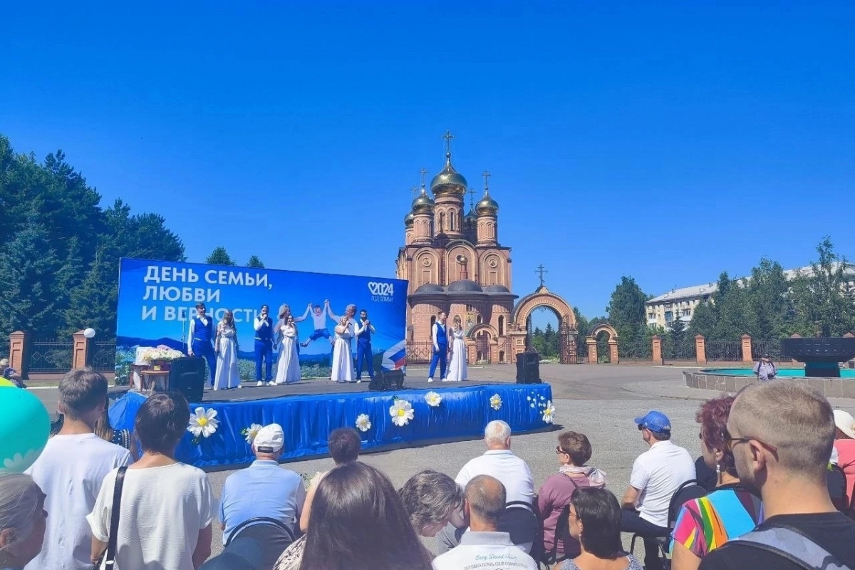 День семьи, любви и верности отметили в Осинниках | 08.07.2024 | Кемерово -  БезФормата