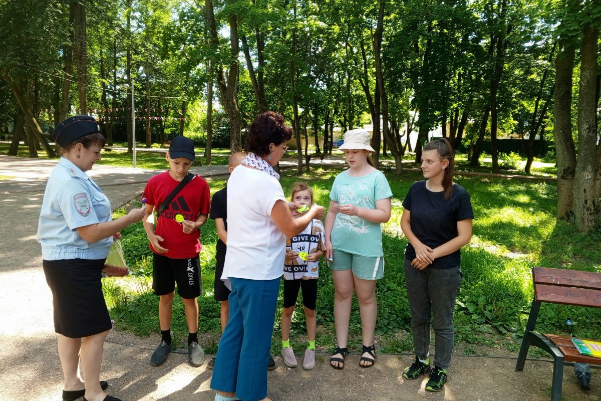 В Приволжском районе в рамках проекта «Единой России» «Безопасные дороги» прошла профилактическая акция «Засветись, стань ярче!»