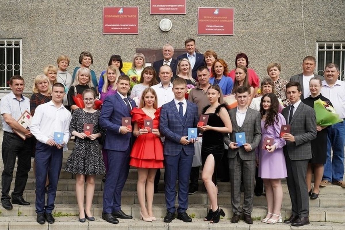 «Единая Россия» поздравила выпускников Челябинской области