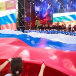 МГЕР в годовщину освобождения ЛНР развернула в Луганске флаги республики и России