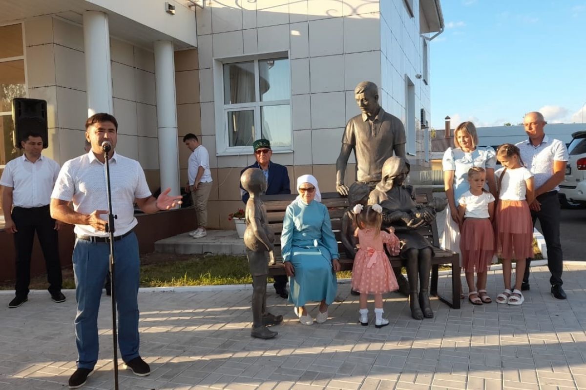 В Кукморе появился памятник многодетной семье | 10.07.2024 | Казань -  БезФормата