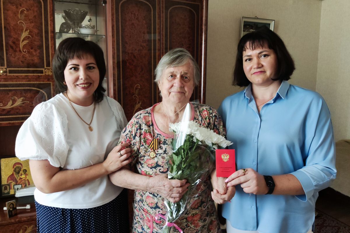 Активисты «Единой России» вручили медаль «Дети войны» одной из основательниц Детской пищевой станции