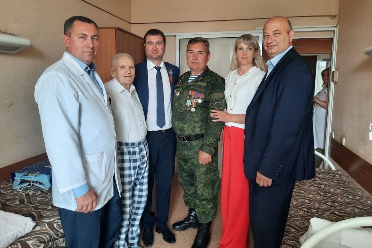 Кузбасские единороссы навестили в госпитале ветерана Великой Отечественной войны